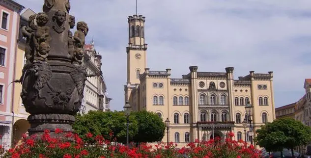 Wasserbrunnen vor einem Blumenbeet